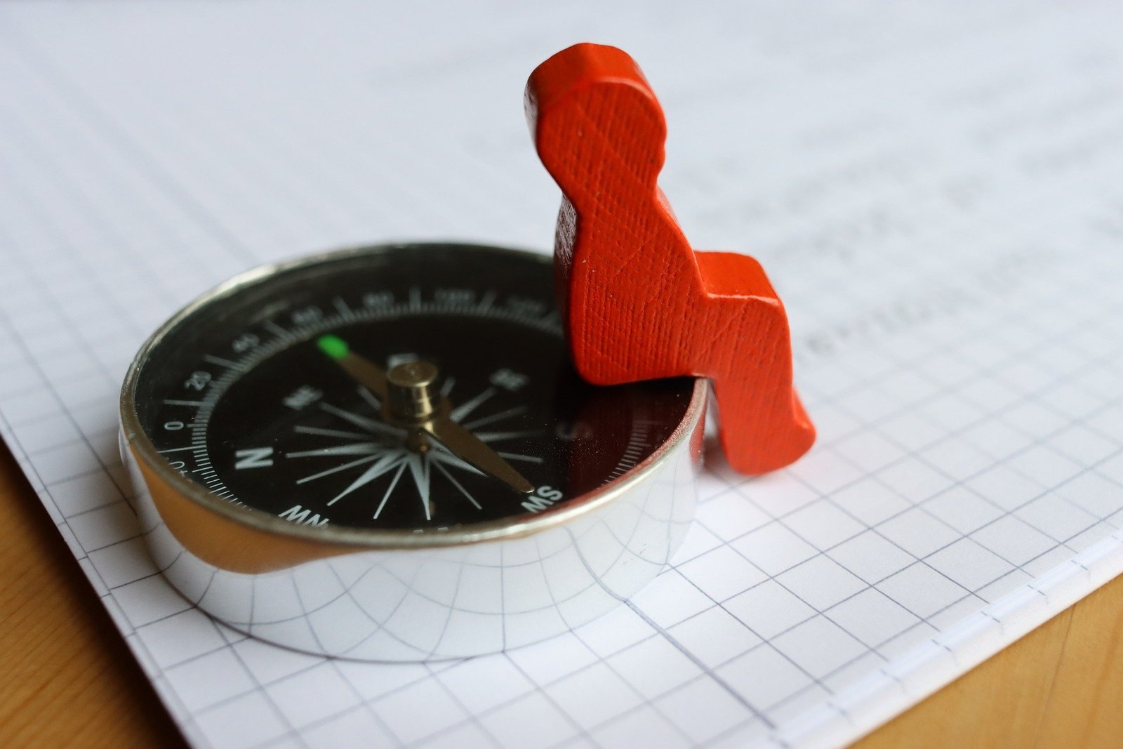 Lycéen et étudiant en réflexion pour des choix alignés et une orientation réussie